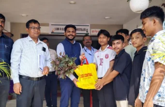 Heartwarming Gesture: South Tripura DM Receives Fresh Vegetables from Students During School Visit Heartwarming Gesture South Tripura DM Receives Fresh Vegetables from Students During School Visit